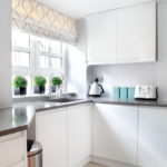 Decorare fereastră bucătărie romană orb