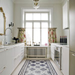 Placă ceramică cu ornament pe podeaua bucătăriei