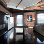 Podea neagră în bucătăria în stil mansardă