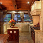 Plafonul din lemn în bucătăria unei case private