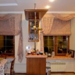 Design simetric al ferestrelor strâns distanțate din bucătărie