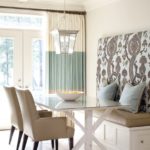 Lampa vintage deasupra mesei de luat masa