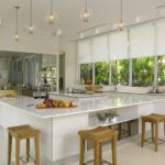 Jaluzele cu role pe fereastra unei ferestre de plastic