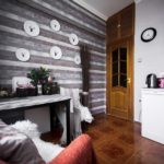 Assiettes décoratives sur papier peint à rayures