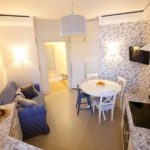 conception d'une cuisine moderne avec un petit canapé