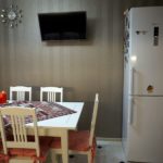 Télévision noire à l'intérieur de la cuisine