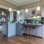 Coller les murs au-dessus des armoires avec des papiers peints variés