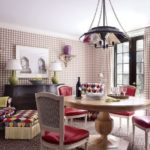 Petits rideaux de cellules sur la fenêtre de la cuisine