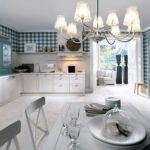 Papier peint à carreaux dans une cuisine spacieuse