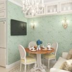 Télévision noire sur le mur avec du papier peint