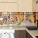 Mélangeur noir sur l'évier de la cuisine