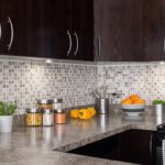 Mosaïque d'imitation sur un tablier en plastique