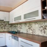 Tablier léger à motifs floraux