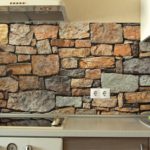 Panneaux de pierre en plastique sur un tablier de cuisine