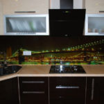 Tablier sombre dans la cuisine d'un appartement en ville