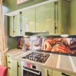 Rideau beige près du set de cuisine