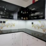 Meubles noirs à l'intérieur de la cuisine