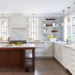 Decoración de paredes de ladrillo en la cocina de una casa privada.