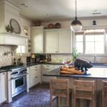 Campana de pórtico sobre la estufa