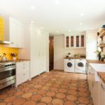 Piso de cerámica marrón