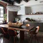 Araña de cristal en el techo de la cocina.