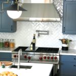 Campana de acero inoxidable sobre la encimera