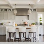 Diseño de cocina con isla en casa particular.