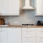 Campana de azulejos blancos