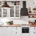 Campana negra en una cocina blanca