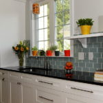 Hundirse frente a la ventana de la cocina en una casa de campo