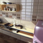 Estantes abiertos con utensilios de cocina.