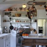 Vaisselle suspendue en chrome