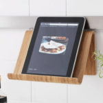 Placer sur la balustrade de la cuisine pour la tablette