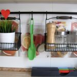 Paniers suspendus sur la barre de garde-corps