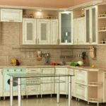 Table en verre sur pieds en métal