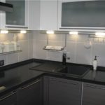 Barres de toit modernes avec éclairage de la zone de travail de la cuisine