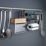 Garde-corps en chrome sur un mur gris