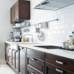 Cuisine linéaire aux façades brunes