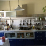 Cuisine moderne aux façades bleues.