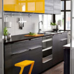 Escabeau jaune sur le sol de la cuisine