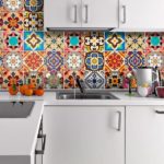 Delantal de mosaico brillante entre fachadas gris claro