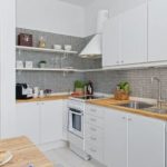 Pequeños azulejos grises en un delantal de cocina