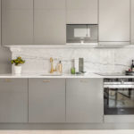 Cocina lineal con delantal de mármol.