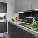 Hierbas frescas en la encimera del juego de cocina