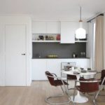 Sillas modernas sobre estructura de metal.