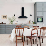 Mantel blanco sobre la mesa del comedor