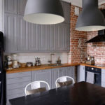 Ladrillo viejo en la esquina de la cocina