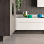 Cocina minimalista gris y blanca