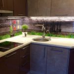 Flor interior en la esquina del juego de cocina.