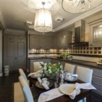 Servilletas blancas sobre una mesa negra